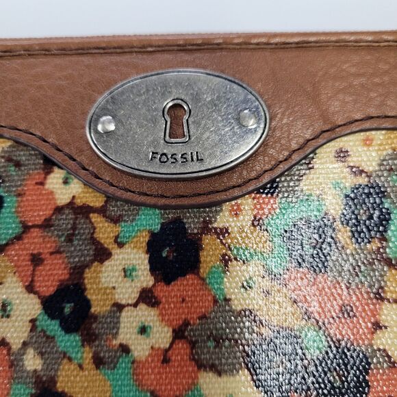 Fossil Key-Per  Poppy Floral Wallet Cred Cards Checkbook Zip Silver Logo NWOT - Picture 2 of 9